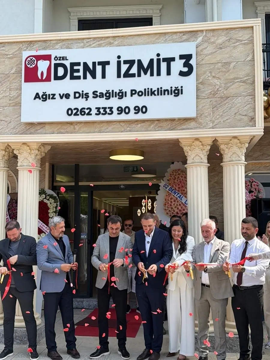Dentİzmit Başiskele şubesinin açılışında kurdele kesimi