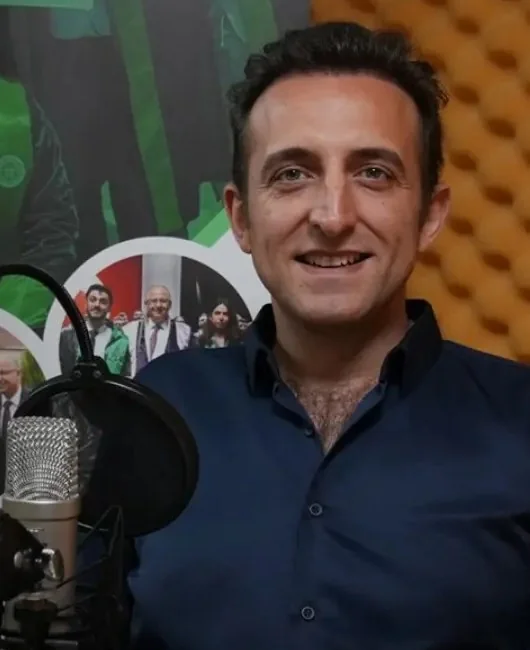 Kerem Çağlar Gümüş, KOÜ İVME videocast çekiminde mikrofon başında