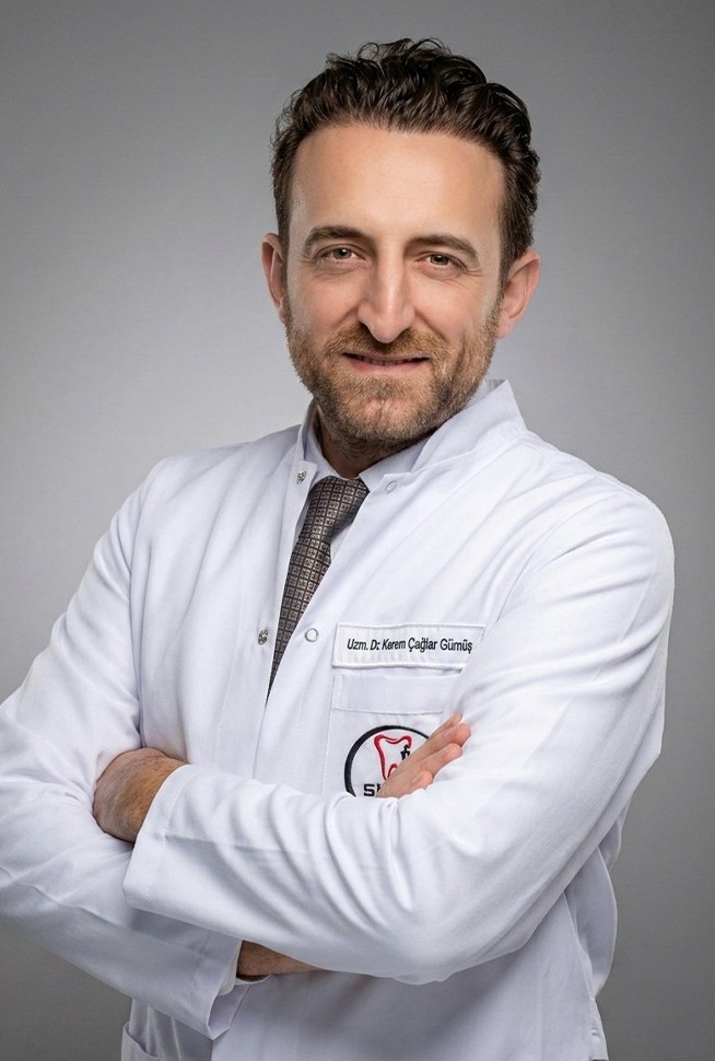 Kerem Çağlar Gümüş, beyaz önlükle portre