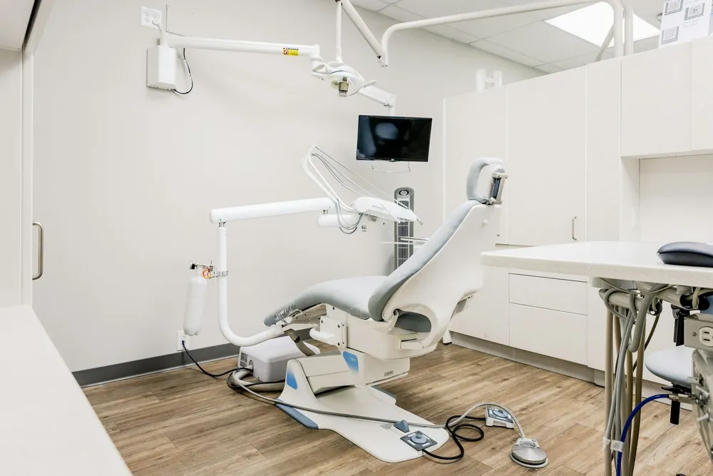 Aydınlık, boş bir diş kliniği odası